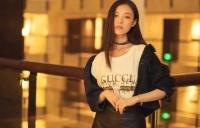 倪妮坐屋里抽烟，却遭中国作家怒怼：限3个月戒烟，否则逐出娱乐圈