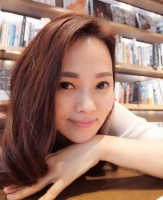 伊能静小蛮腰纹身，却遭中国作家痛批：限3个月洗纹身，否则逐出娱乐圈