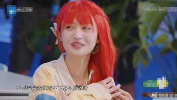郑爽喝水还假喝？偶像包袱太重，杨迪当面吐槽：能不这么敷衍吗