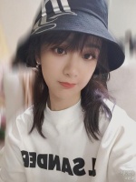 杨紫收工绿洲打卡 晒自拍照戴渔夫帽浅笑如花