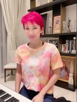 李玟懒理离婚猜测 紫粉短发出镜弹钢琴心情好