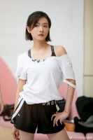 万茜回应周深不认识自己:从法国排队回来认识一下