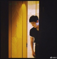 杨洋晒团队偷拍照 低眉间尽显精致帅气侧颜线条