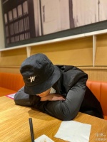 黄晓明绿洲晒近照状态显疲惫 吃着饭不小心睡着了