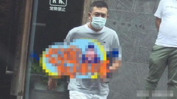 张嘉译近照头发花白，10岁女儿曝光长相太像爸，妻子身份不一般！