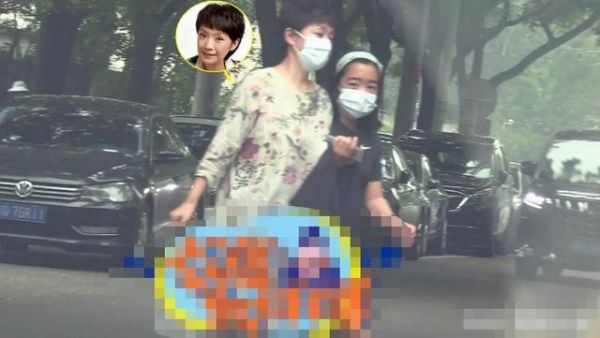 张嘉译近照头发花白，10岁女儿曝光长相太像爸，妻子身份不一般！