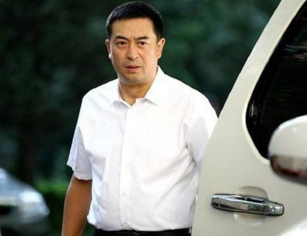 张嘉译近照头发花白，10岁女儿曝光长相太像爸，妻子身份不一般！