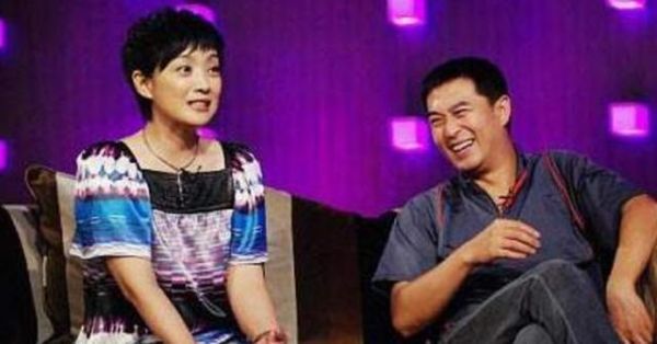 张嘉译近照头发花白，10岁女儿曝光长相太像爸，妻子身份不一般！