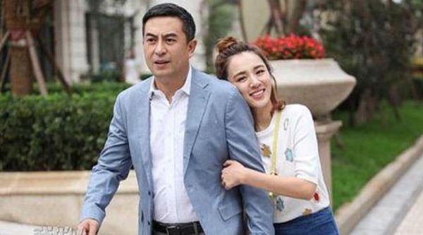 张嘉译近照头发花白，10岁女儿曝光长相太像爸，妻子身份不一般！