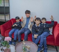 宋一国分享三胞胎近况 曝儿子上完综艺变讨厌拍照