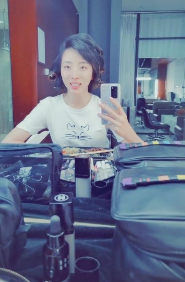 主持人李思思晒央视塑料盒饭，网友：大明星饭菜这么简单？