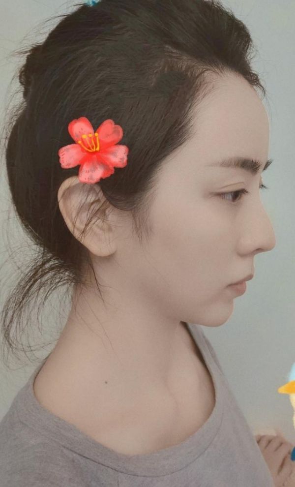 主持人李思思晒央视塑料盒饭，网友：大明星饭菜这么简单？