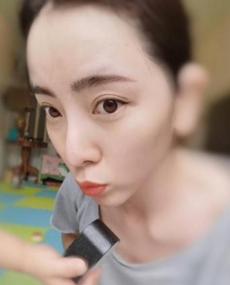 主持人李思思晒央视塑料盒饭，网友：大明星饭菜这么简单？