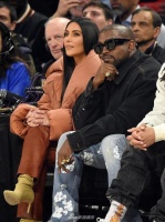 侃爷暗示妻子或曾出轨 媒体晒照证明卡戴珊清白