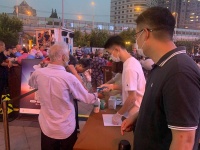 在上海看露天电影是一种怎样的体验？来看记者现场采访