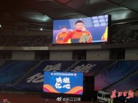 中超起航致敬武汉，同组七队代表列队欢迎卓尔