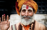 印度苦行僧自称70年水米未进，人们不相信，于是偷偷地安了摄像头