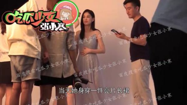 黄圣依工作到深夜毫无怨气，配合拍摄超敬业，老公杨子全程陪伴