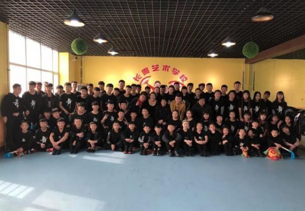 “王长贵”小19岁娇妻罕露面，晒气派豪宅名牌包抢镜，婚后狂捞金