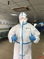 工作一天就热出痱子 误入武汉的大连小伙重新穿上隔离服：这次是为自己家乡
