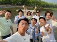 《奔跑吧》第八季杀青 郑恺晒和蔡徐坤等合照