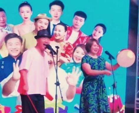 离了赵本山不行？《乡爱》王小利被换后，与妻子商演捞金显寒酸