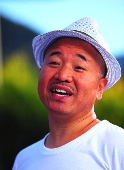 离了赵本山不行？《乡爱》王小利被换后，与妻子商演捞金显寒酸