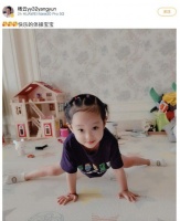 奥运冠军杨威妻子晒娃 3岁女儿做一字马超轻松