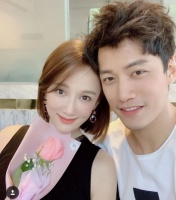 陈乔恩艾伦纪念相识一周年 晒贴脸合照秀恩爱