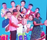 离了赵本山不行？《乡爱》王小利被换后，与妻子商演捞金显寒酸