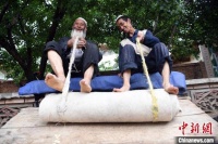 甘肃东乡“擀毡人”：将“非遗”背在肩头，戴在身上