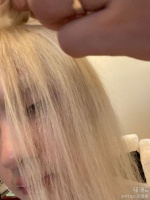 南南变囡囡！周震南金色长发半遮面造型特别