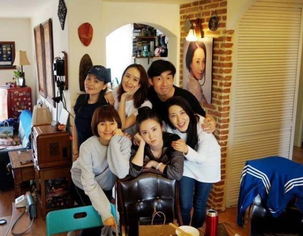 她是章子怡的同学，《三十而已》中演阔太受关注，如今41岁却单身
