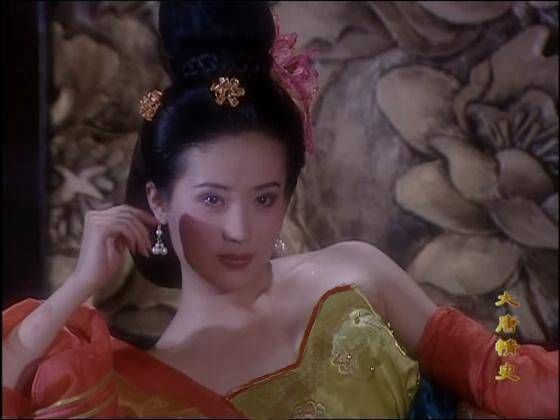 她是章子怡的同学，《三十而已》中演阔太受关注，如今41岁却单身