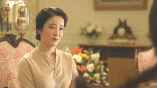 她是章子怡的同学，《三十而已》中演阔太受关注，如今41岁却单身