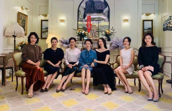 她是章子怡的同学，《三十而已》中演阔太受关注，如今41岁却单身