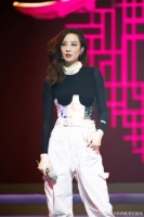 郑希怡回应彩排受伤：还能站着和大家一起唱rap