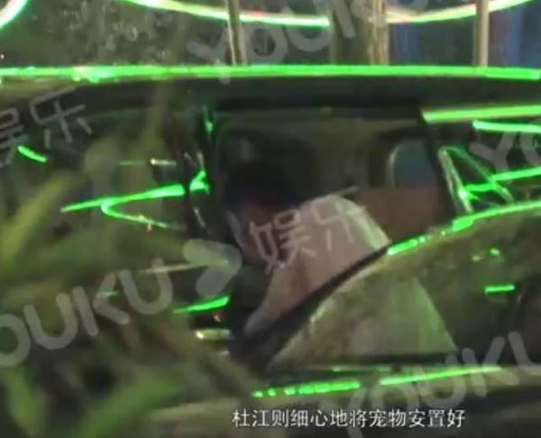 杜江陪霍思燕见闺蜜，全程被妻子冷落没脾气，在旁遛狗等候太贴心