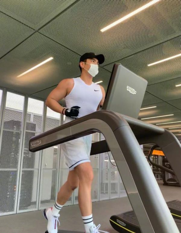 杜江陪霍思燕见闺蜜，全程被妻子冷落没脾气，在旁遛狗等候太贴心