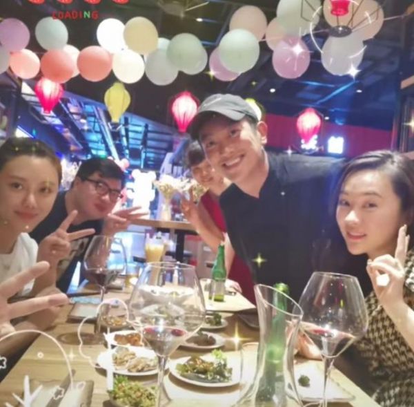 杜江陪霍思燕见闺蜜，全程被妻子冷落没脾气，在旁遛狗等候太贴心