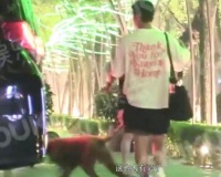 杜江陪霍思燕见闺蜜，全程被妻子冷落没脾气，在旁遛狗等候太贴心