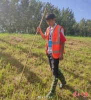 套鞋里的袜子能拧出水，守堤人穿长裤巡堤不放松