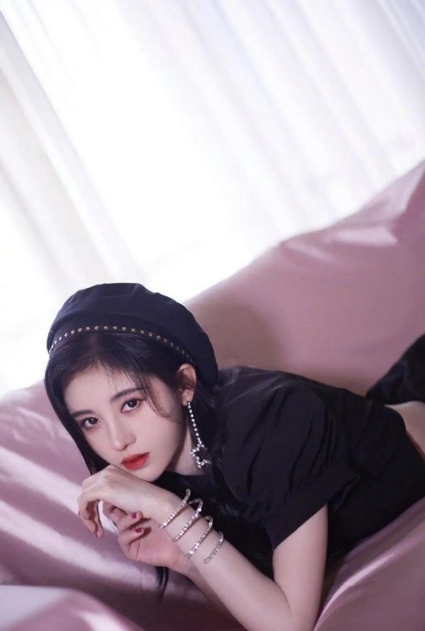 26岁女星穿高仿走红毯？网曝其裙子手镯都是假货，本人至今无回应