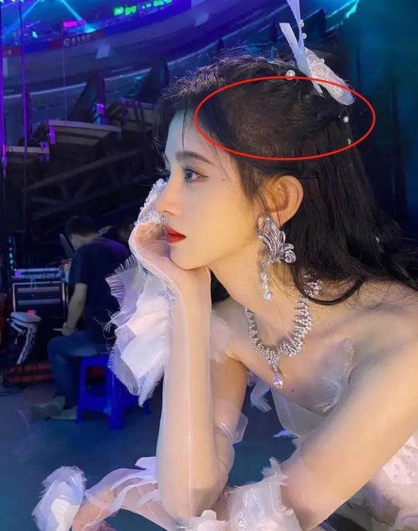 26岁女星穿高仿走红毯？网曝其裙子手镯都是假货，本人至今无回应