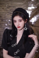 26岁女星穿高仿走红毯？网曝其裙子手镯都是假货，本人至今无回应