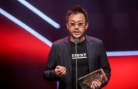 48岁王学兵近照变化大，胡子拉碴沧桑似姜文，与三婚娇妻差太多