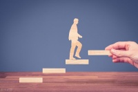 《三十而已》里的人设都崩了，揭示出三个人生真相