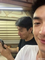 嫉妒了？林更新偷拍赵又廷和高圆圆视讯吐槽他丑