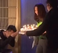 高圆圆意外现身黄海波生日宴 手捧蛋糕为其庆生