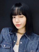 Lisa送700万粉丝福利 穿牛仔套装wink俏皮可爱